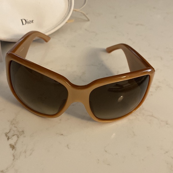DIOR GORGEOUS SUNGLASSES - Picture 11 of 16